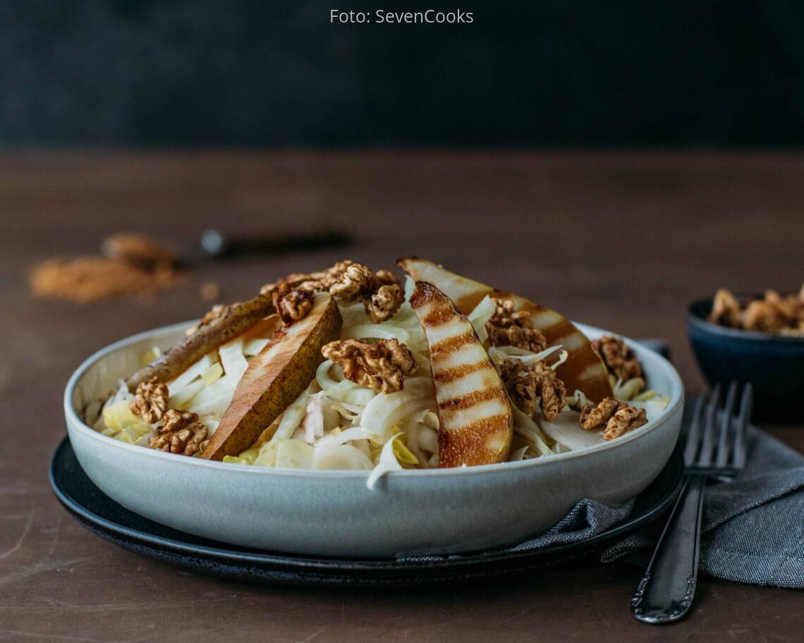 Veganes Rezept: Fenchel Chicorée Salat mit karamellisierten Walnüssen und Birnen