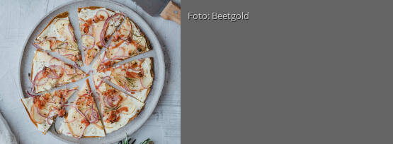 Rezeptbild für "Flammkuchen aus Karotten-Tortillas mit Äpfeln, getrockneten Tomaten und roten Zwiebeln"