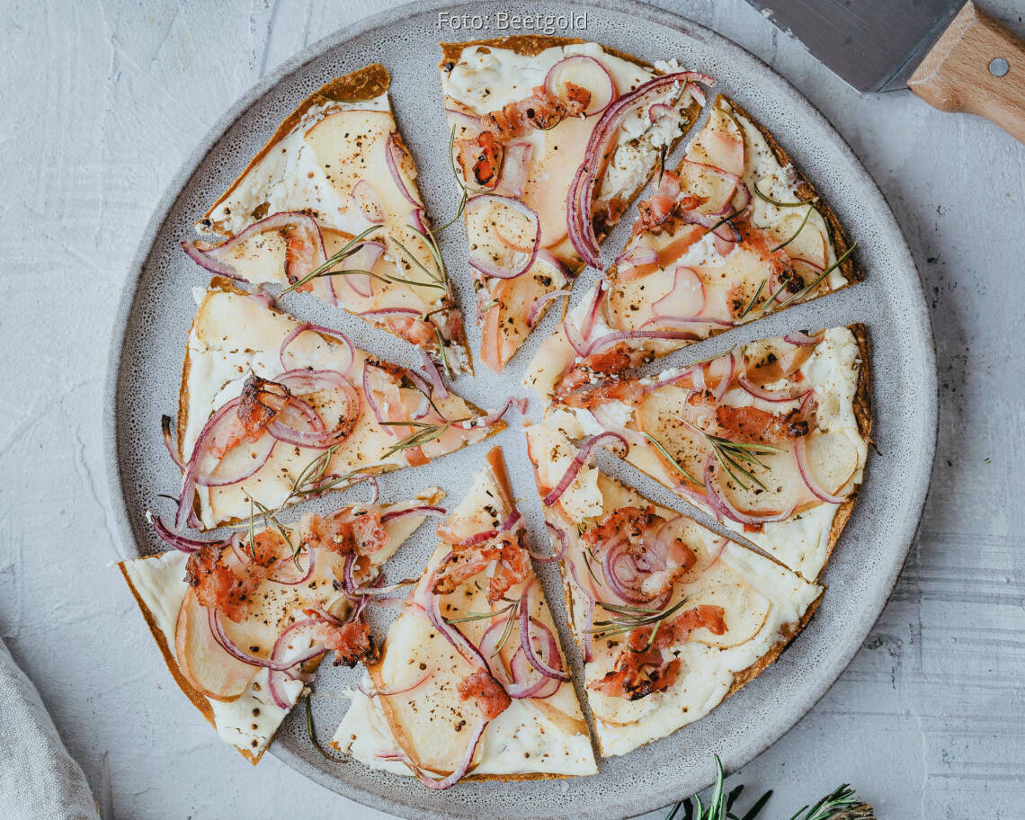 Veganes Rezept: Flammkuchen aus Karotten-Tortillas mit Äpfeln, getrockneten Tomaten und roten Zwiebeln