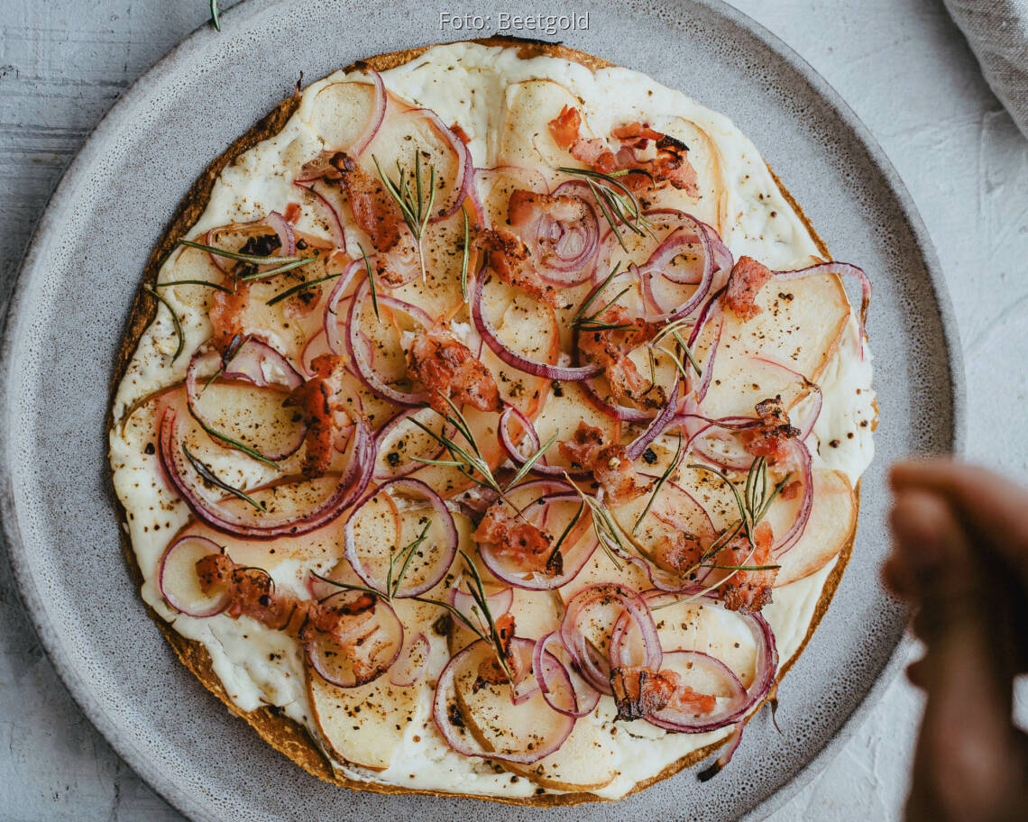 Veganes Rezept: Flammkuchen aus Karotten-Tortillas mit Äpfeln, getrockneten Tomaten und roten Zwiebeln