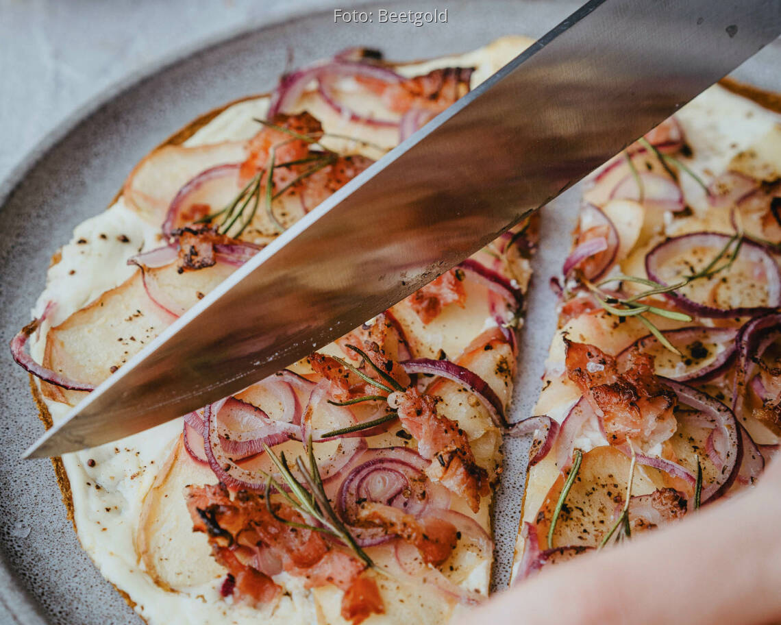 Veganes Rezept: Flammkuchen aus Karotten-Tortillas mit Äpfeln, getrockneten Tomaten und roten Zwiebeln