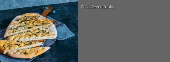Rezeptbild für "Focaccia mit Rosmarin und Thymian"