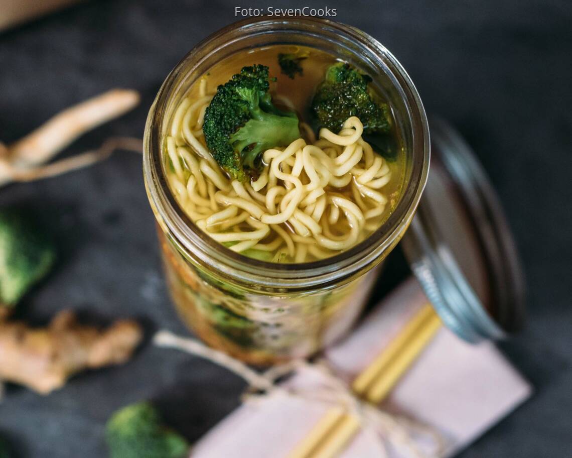 Veganes Rezept: Frische Gemüsesuppe mit Mie Nudeln to go 1