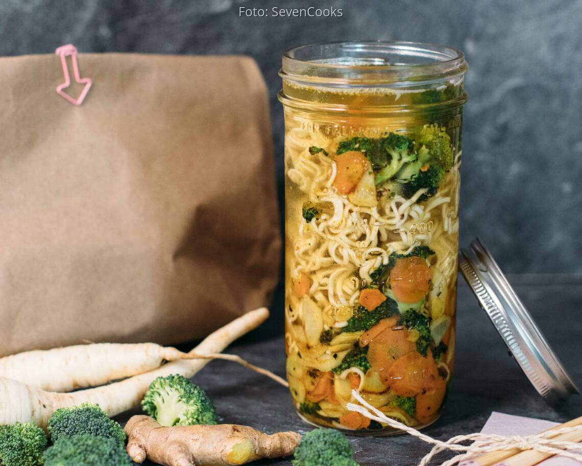 Veganes Rezept: Frische Gemüsesuppe mit Mie Nudeln to go 2