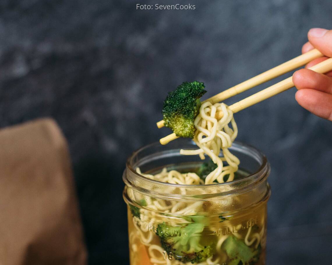 Veganes Rezept: Frische Gemüsesuppe mit Mie Nudeln to go 3
