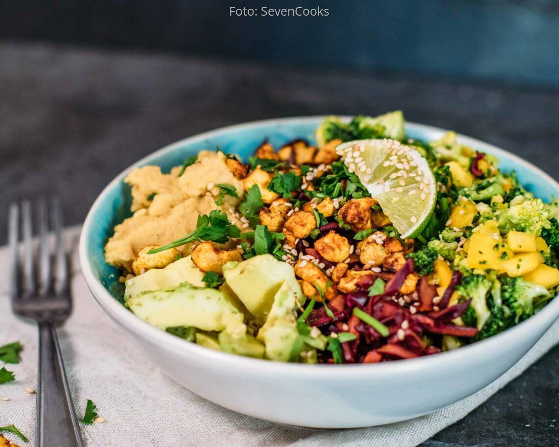 Veganes Rezept: Fruchtig frische Rainbow Bowl mit Knuspercashews_1