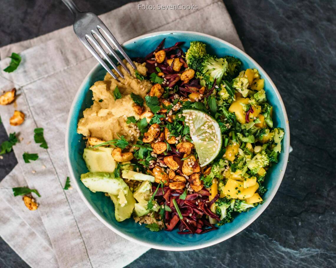 Veganes Rezept: Fruchtig frische Rainbow Bowl mit Knuspercashews_2