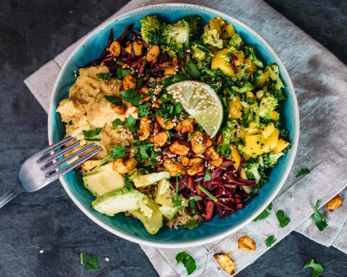 Veganes Rezept: Fruchtig frische Rainbow Bowl mit Knuspercashews_3