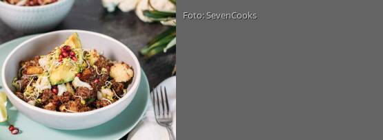 Rezeptbild für "Fruchtige Blumenkohl-Quinoa-Bowl mit baked Avocado"