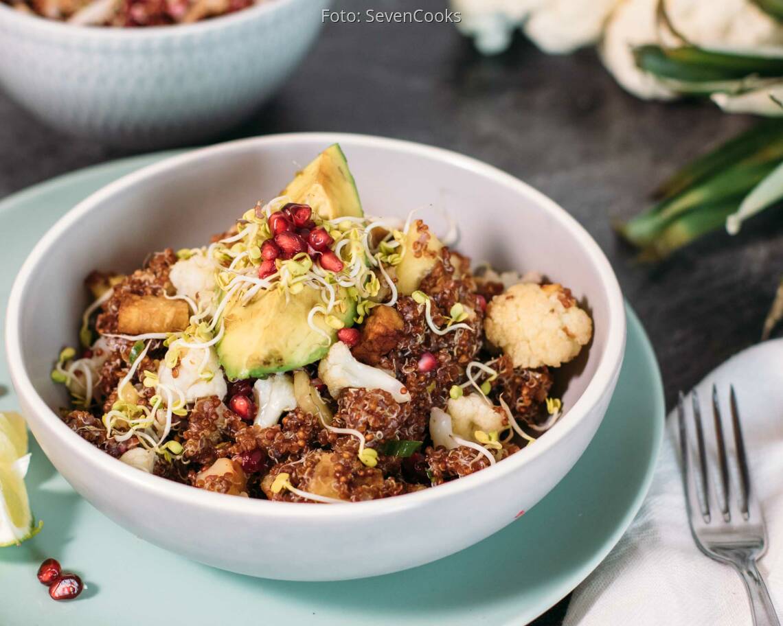 Veganes Rezept: Fruchtige Blumenkohl-Quinoa-Bowl mit baked Avocado_1