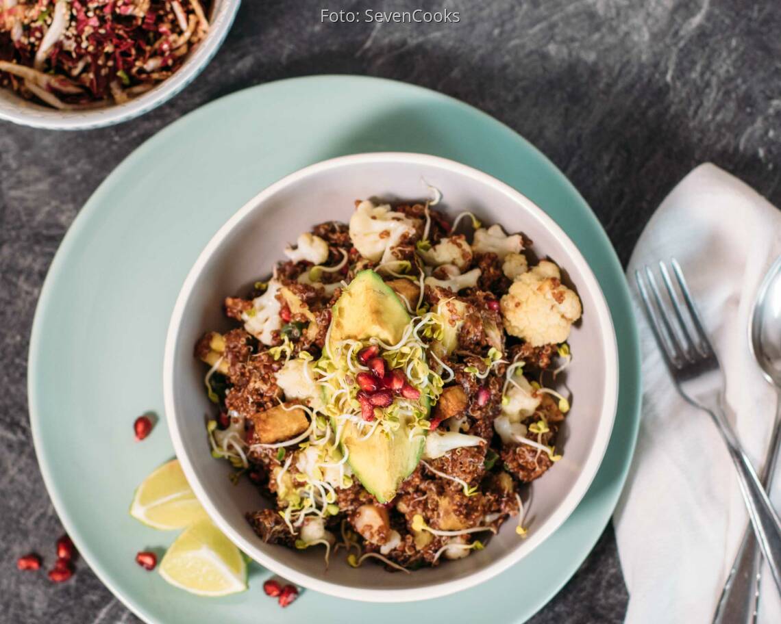 Veganes Rezept: Fruchtige Blumenkohl-Quinoa-Bowl mit baked Avocado_2