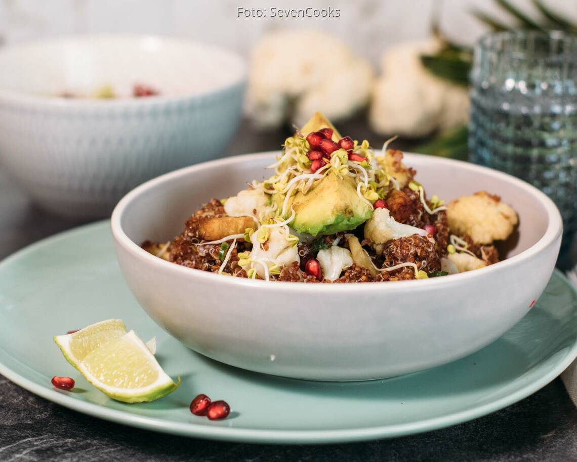 Veganes Rezept: Fruchtige Blumenkohl-Quinoa-Bowl mit baked Avocado_3