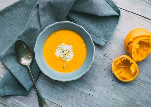 veganes rezept fruchtige karotten ingwer suppe von oben fotografiert