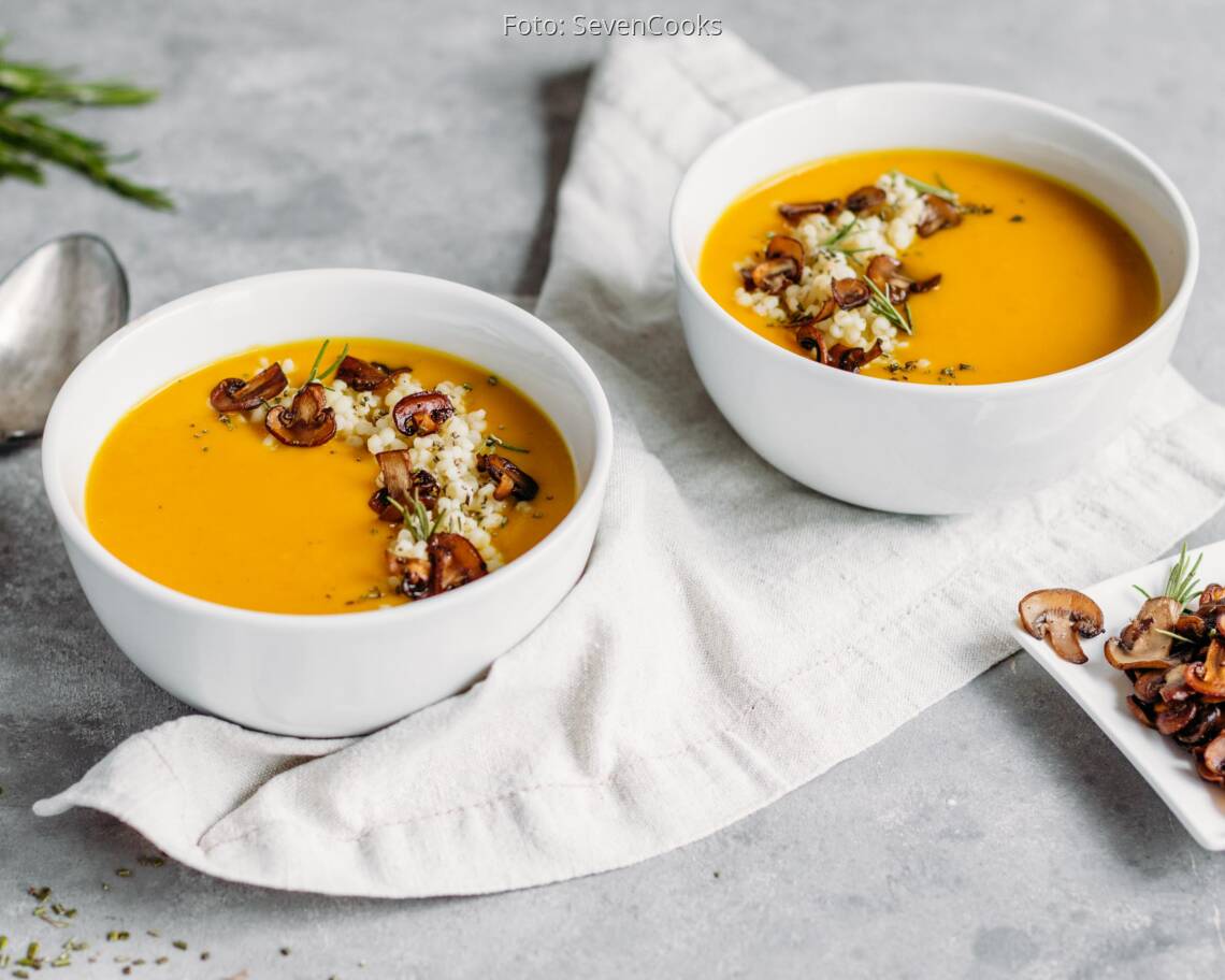 Veganes Rezept: Fruchtige Kürbissuppe mit Graupen-Pilz-Topping 1