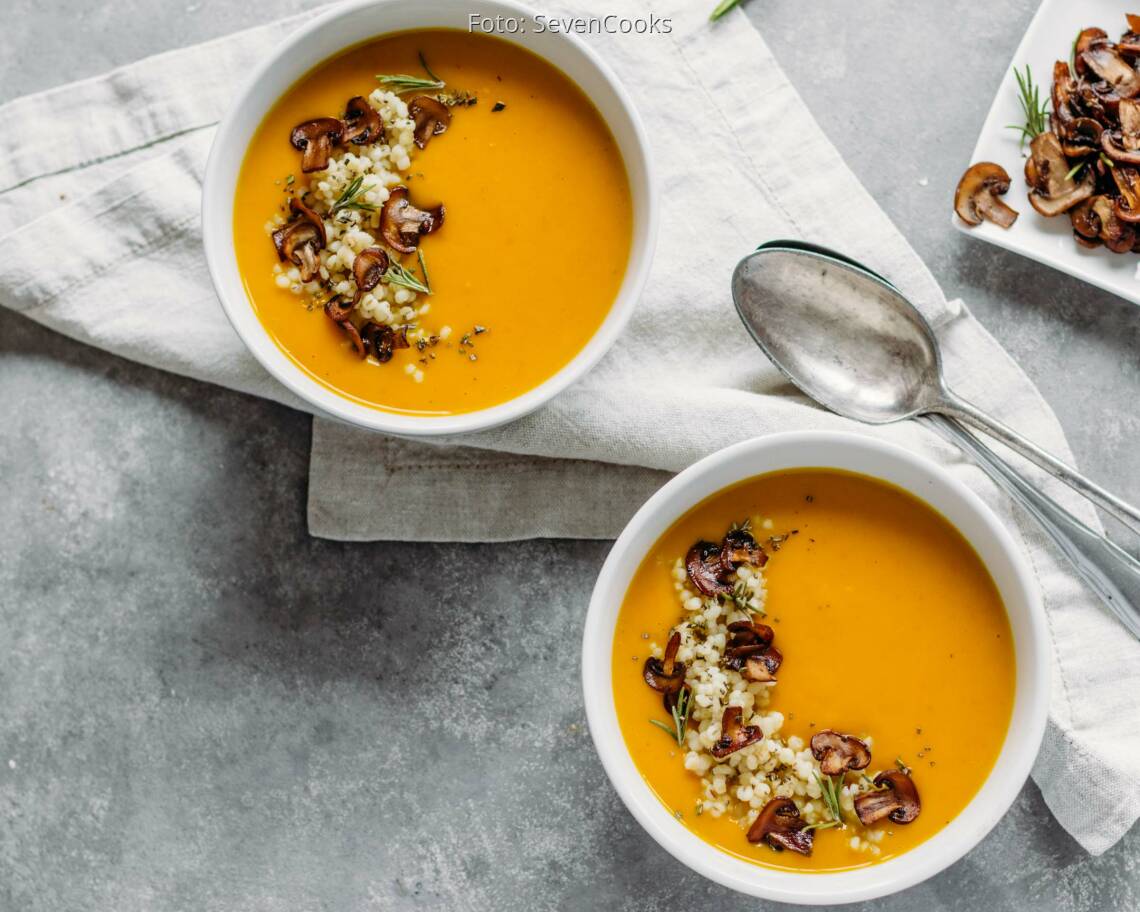 Veganes Rezept: Fruchtige Kürbissuppe mit Graupen-Pilz-Topping 2