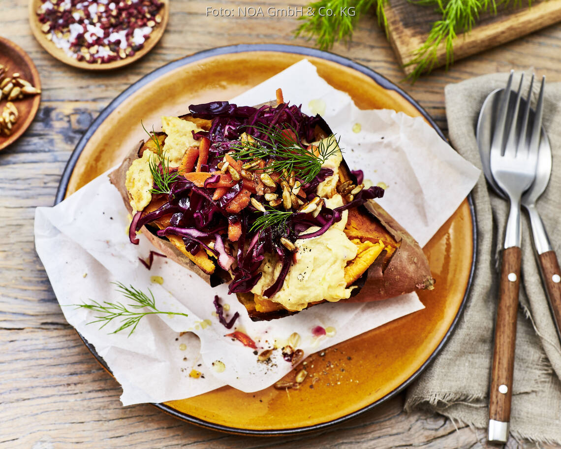Veganes Rezept: Gebackene Süßkartoffeln mit Hummus