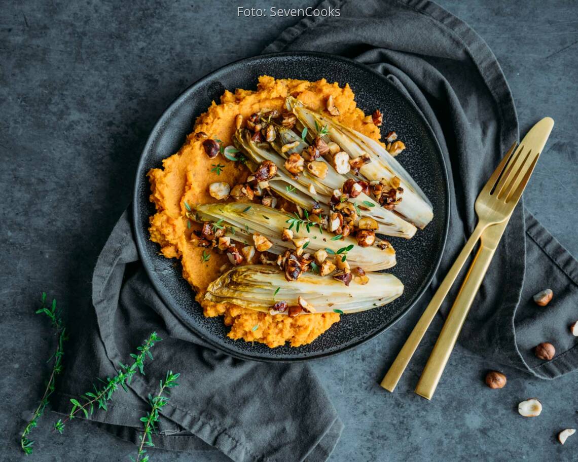 Veganes Rezept: Gebratener Chicoree mit karamellisierten Haselnuessen 1