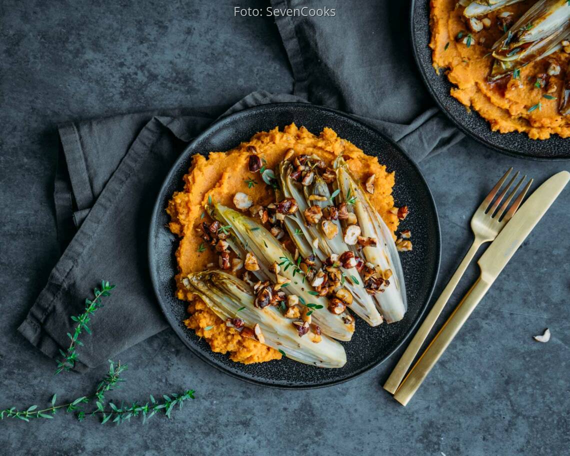Veganes Rezept: Gebratener Chicoree mit karamellisierten Haselnuessen 3