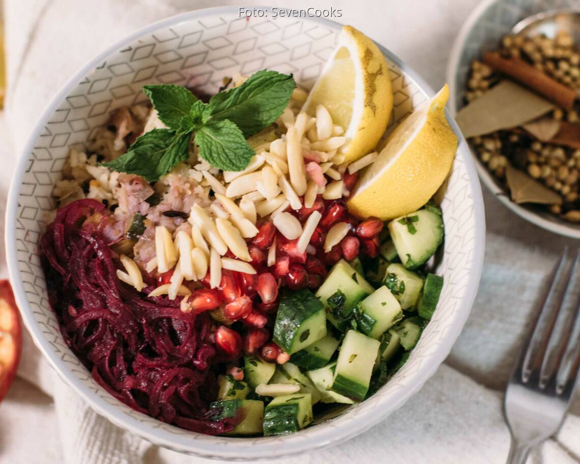 Veganes Rezept: Gebratener Gemüse-Reis mit Mandeln und Granatapfelsoße 1