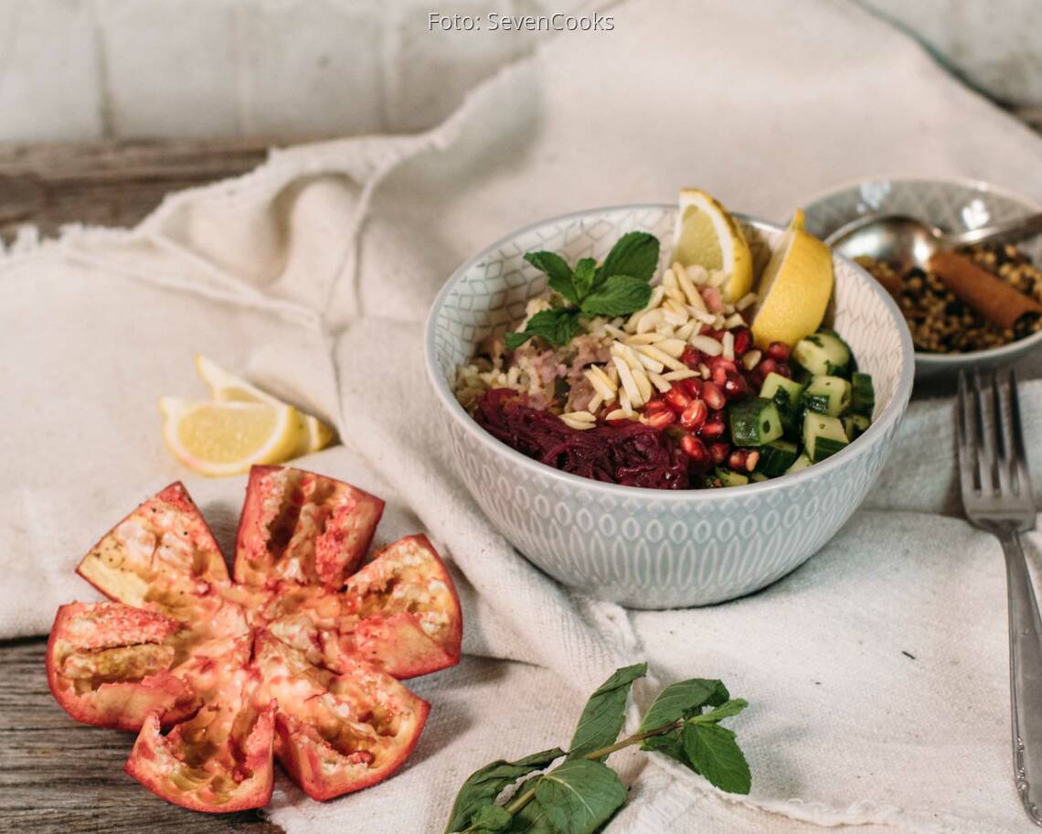 Veganes Rezept: Gebratener Gemüse-Reis mit Mandeln und Granatapfelsoße 2