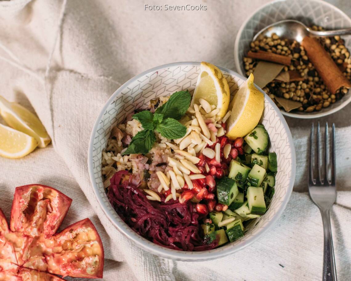 Veganes Rezept: Gebratener Gemüse-Reis mit Mandeln und Granatapfelsoße 3