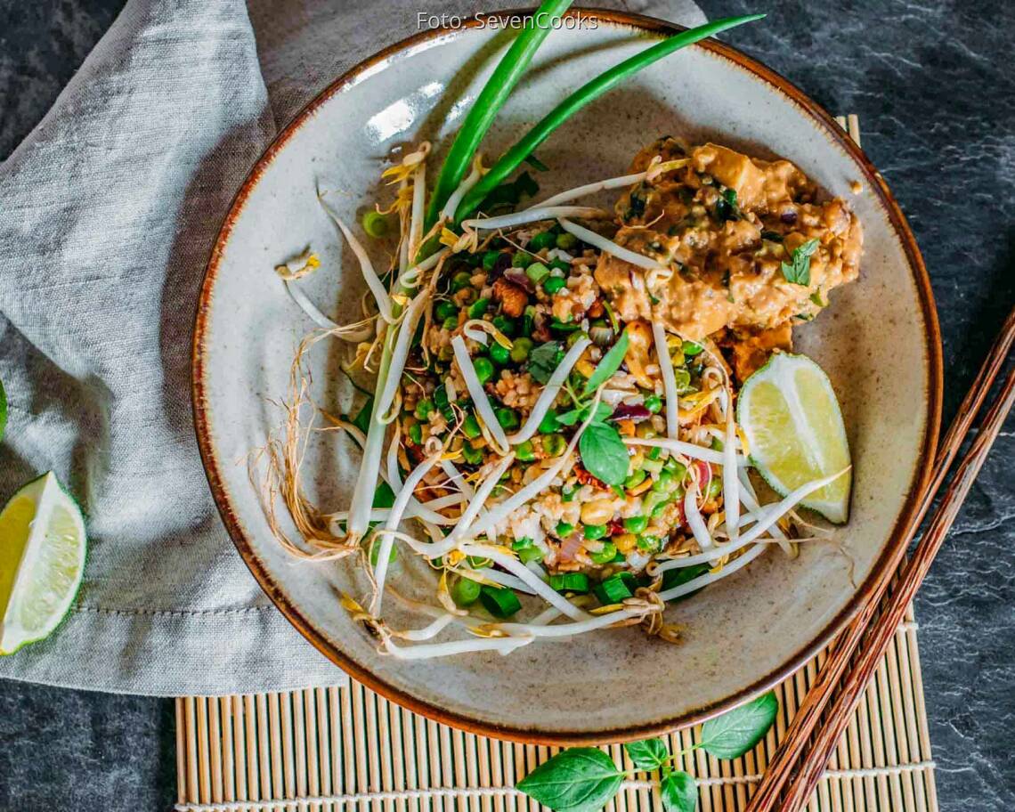 Veganes_Rezept:_Gebratener_Reis_mit_Erdnuss_Tofu_neu 1