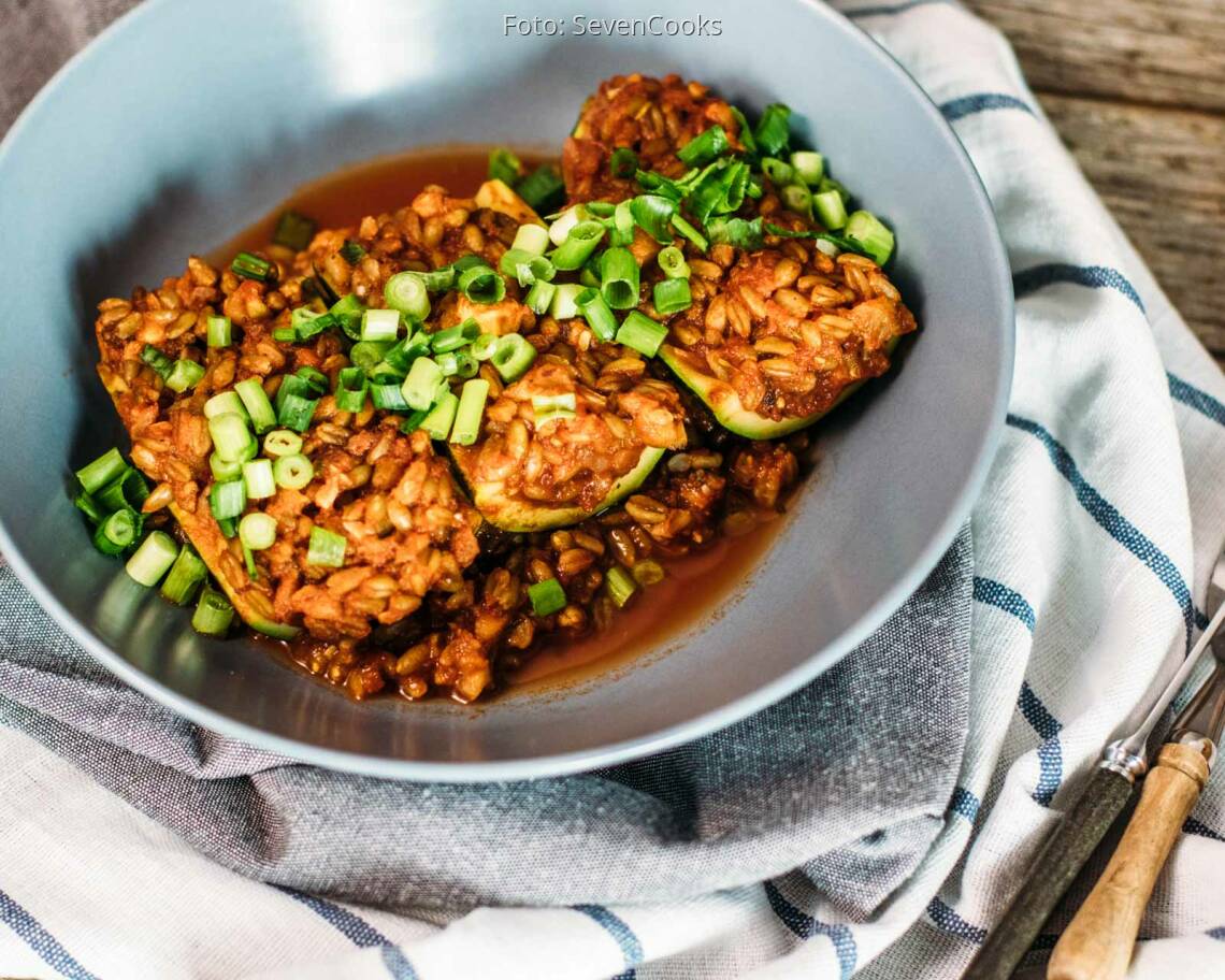 Veganes Rezept: Gefüllte Zucchini mit Grünkern_1