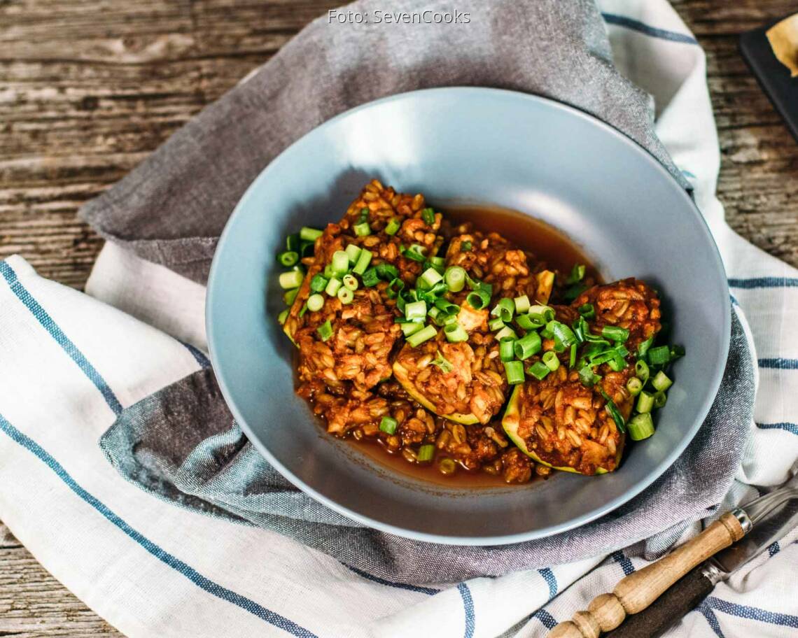 Veganes Rezept: Gefüllte Zucchini mit Grünkern_2