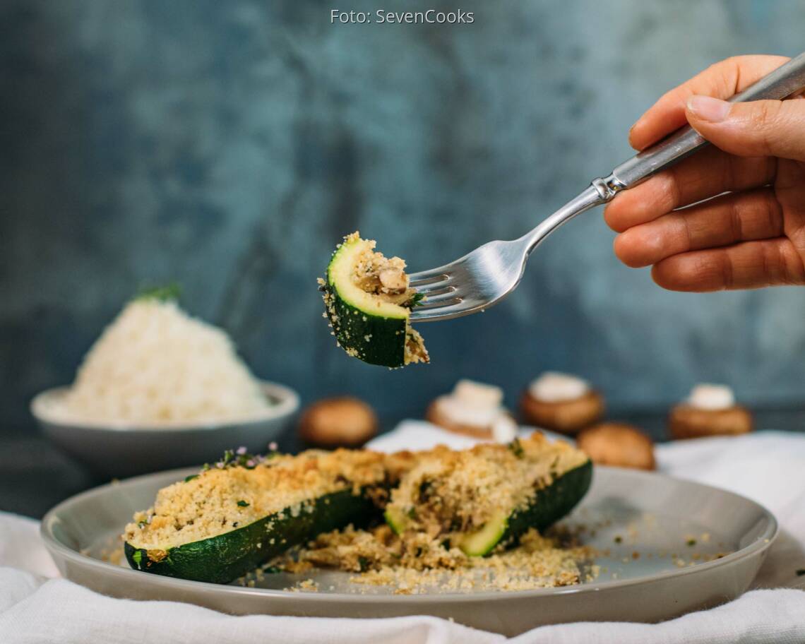 Veganes Rezept: Gefüllte Zucchini mit Semmelbröselkruste_1