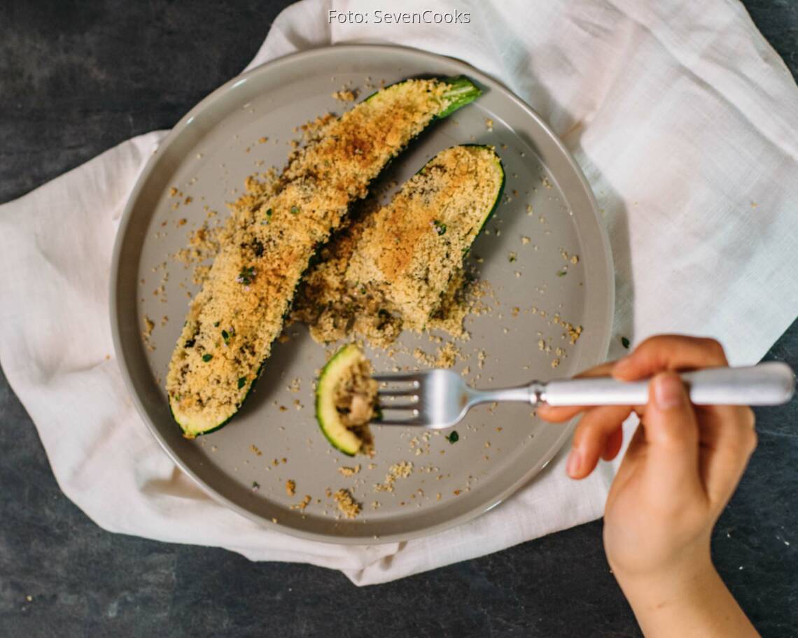 Veganes Rezept: Gefüllte Zucchini mit Semmelbröselkruste_3