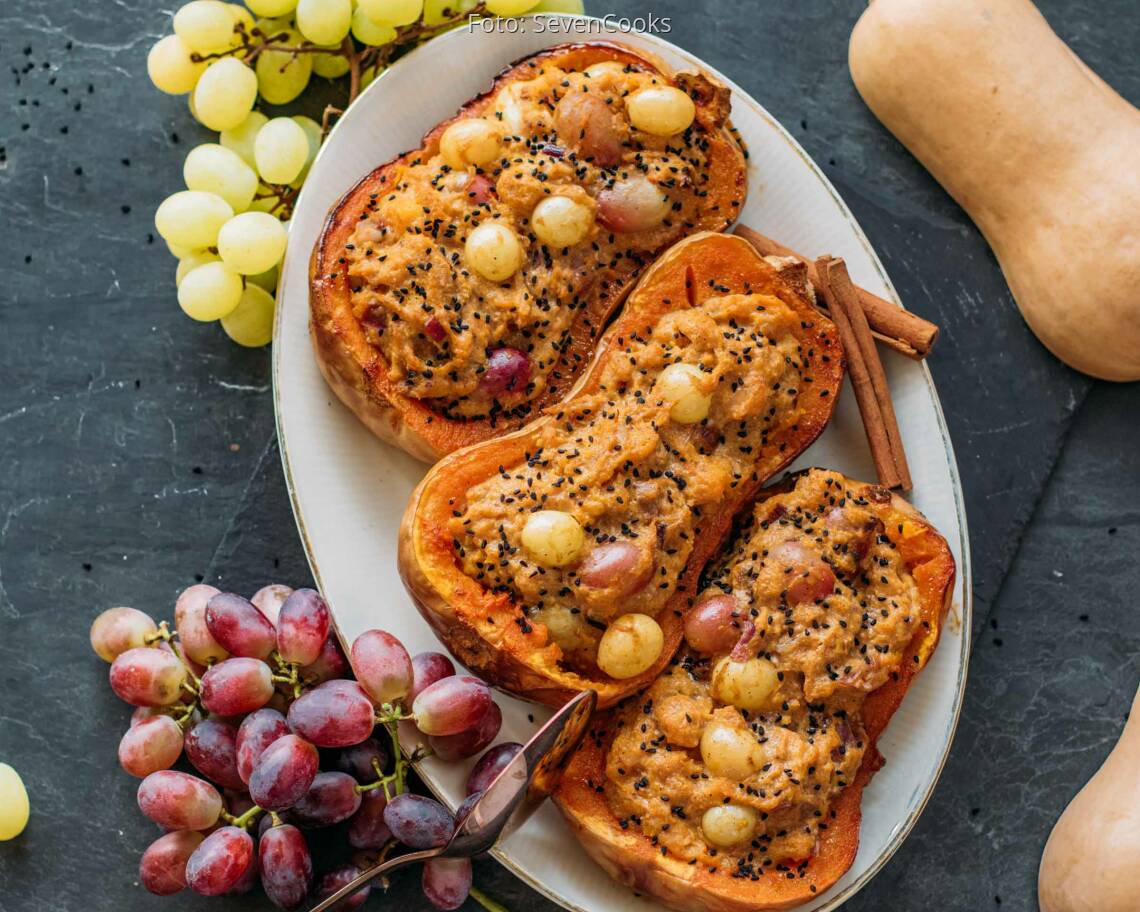 Veganes Rezept: Gefüllter Butternutkürbis mit Weintrauben 3