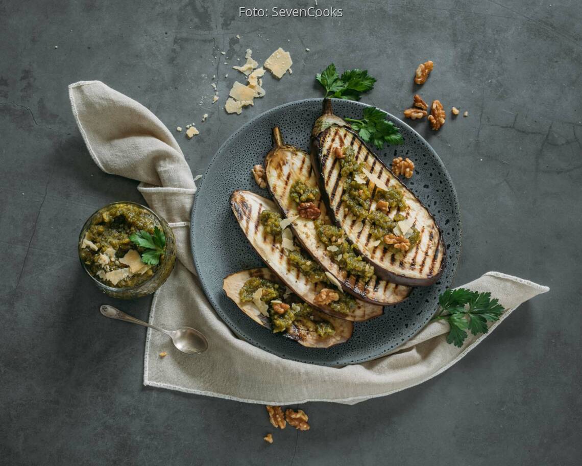 Veganes Rezept: Gegrillte Aubergine mit Nusspesto