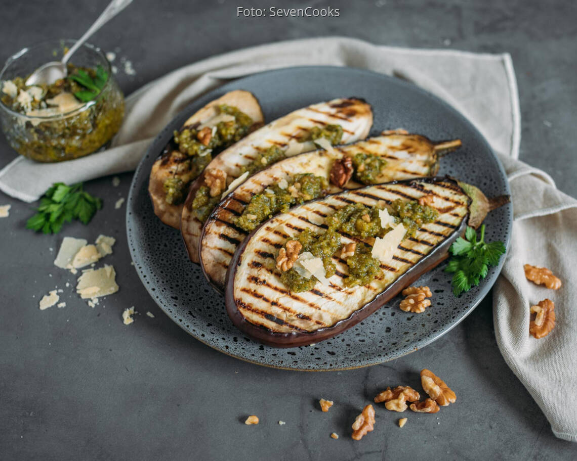 Veganes Rezept: Gegrillte Aubergine mit Nusspesto