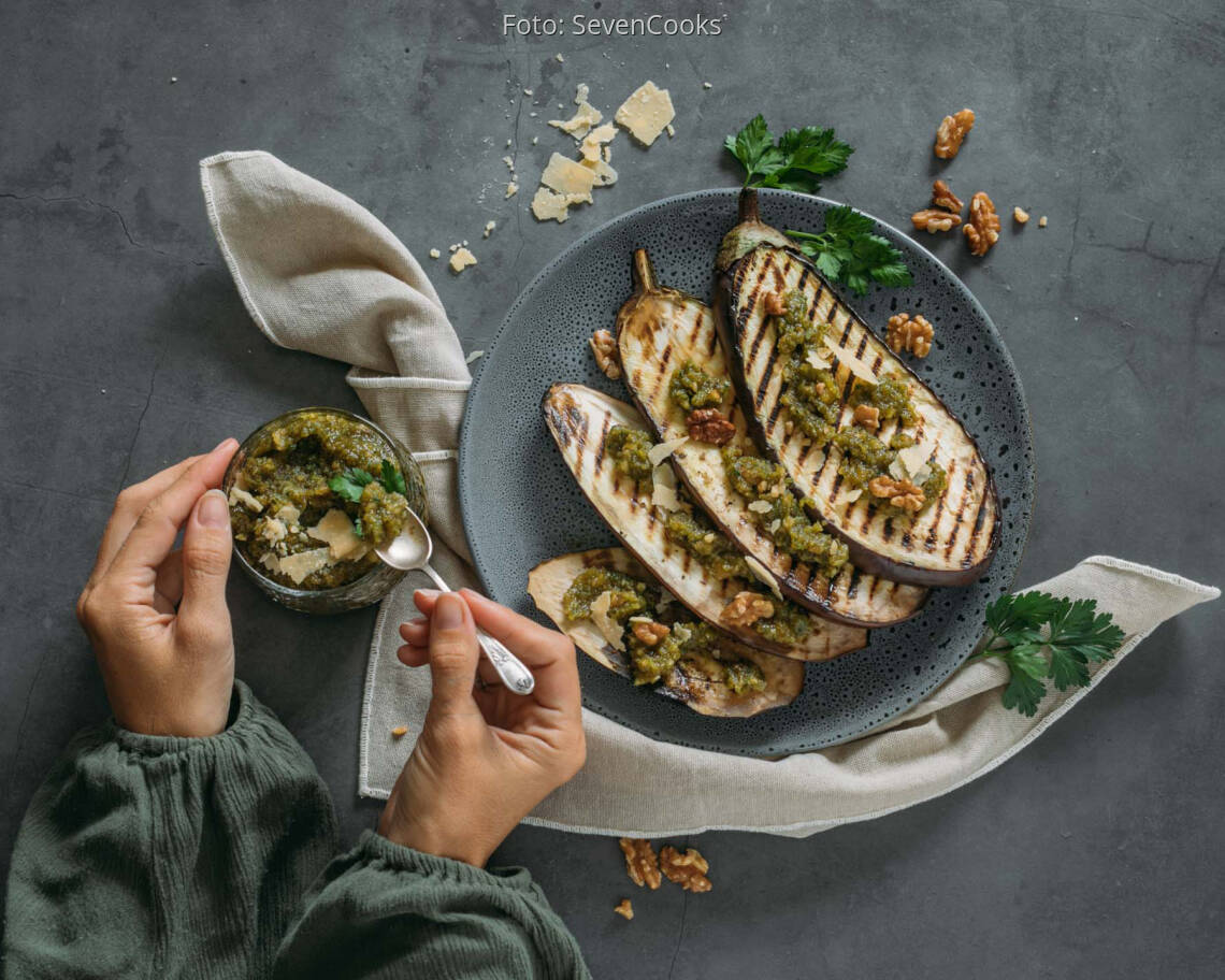 Veganes Rezept: Gegrillte Aubergine mit Nusspesto
