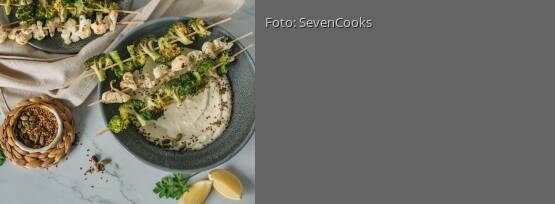 Rezeptbild für "Blumenkohl- und Brokkoli-Grill-Spieße mit Zitronen-Dip"