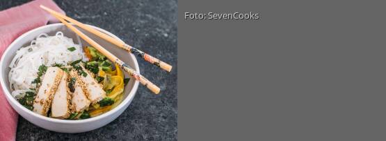 Rezeptbild für "Gemüsecurry mit Tofu in Sesamkruste und Reisnudeln"