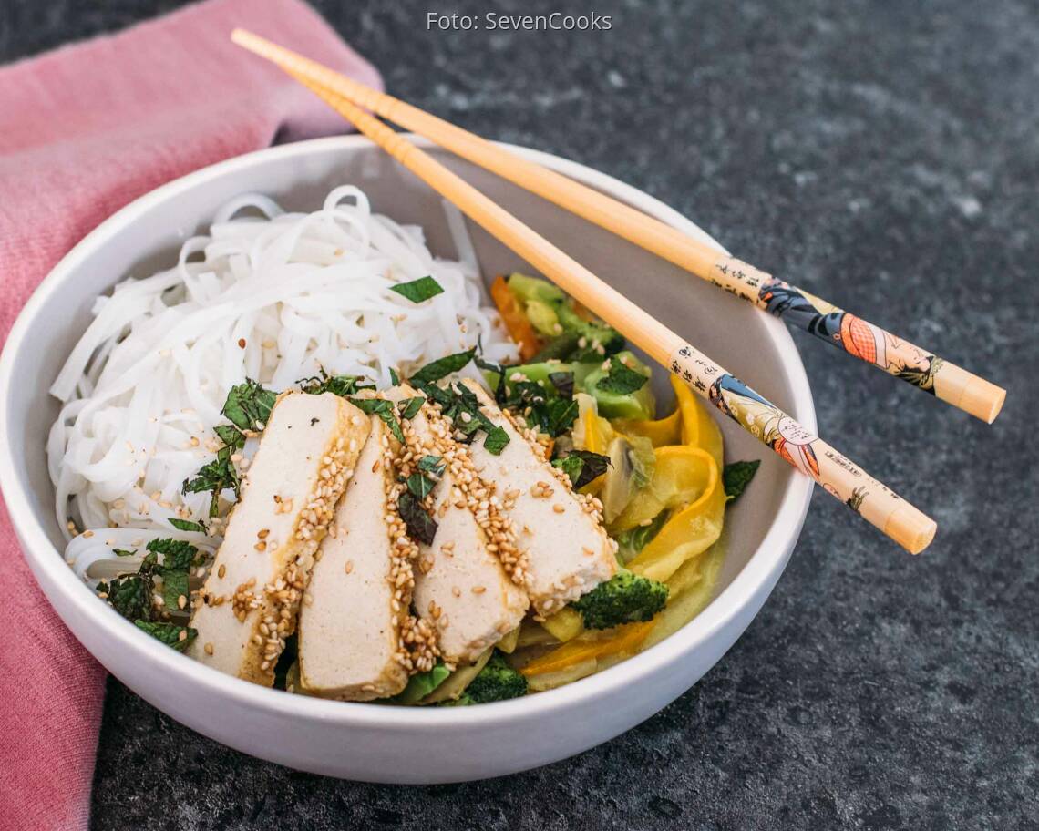Fertiges Rezept: Gemüsecurry mit Tofu in Sesamkruste und Reisnudeln_1