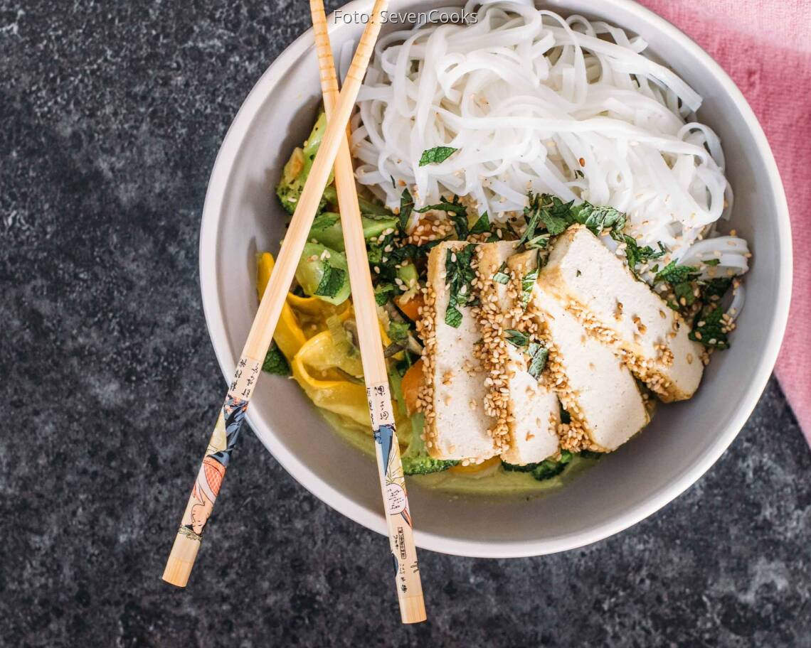 Fertiges Rezept: Gemüsecurry mit Tofu in Sesamkruste und Reisnudeln_2