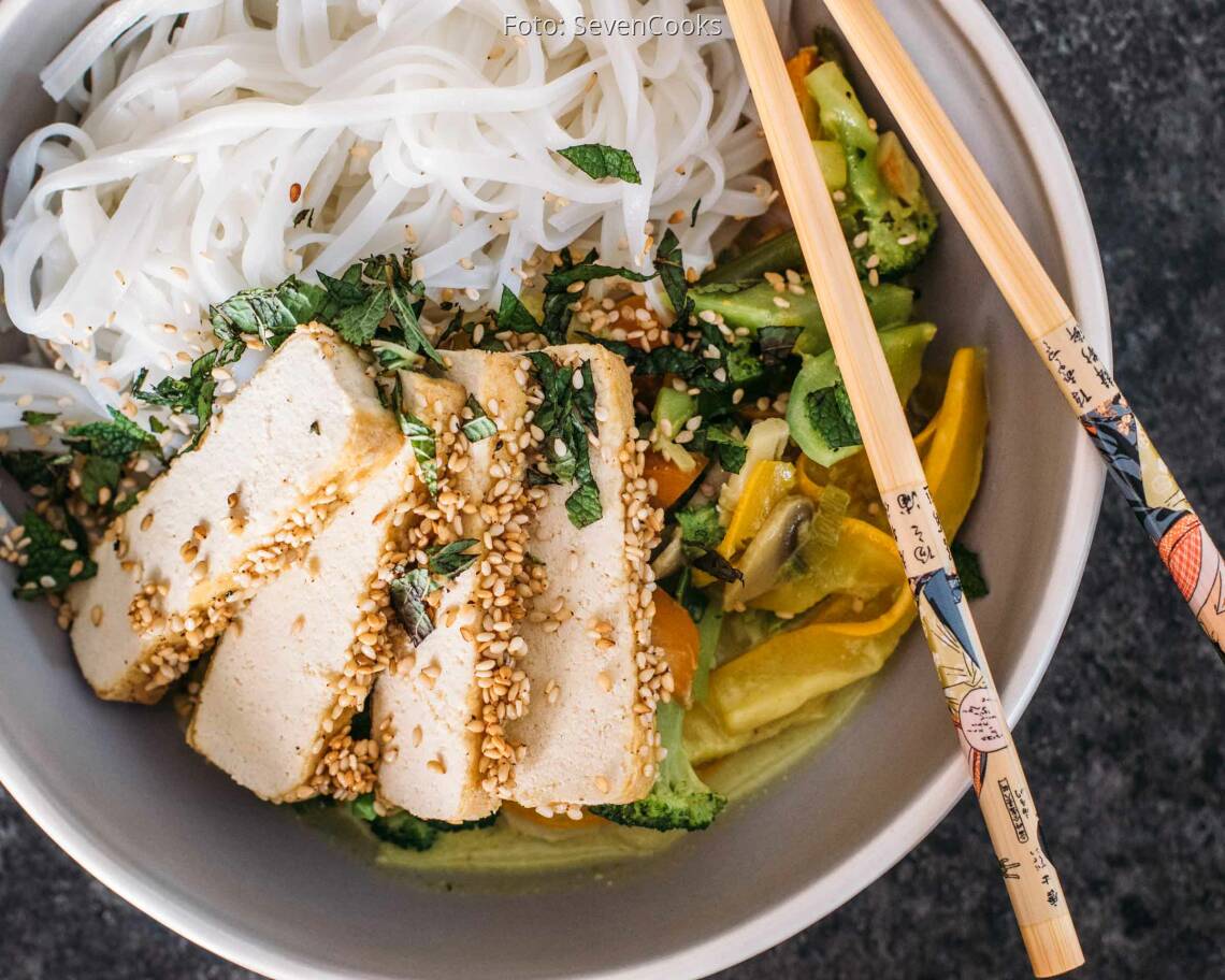 Fertiges Rezept: Gemüsecurry mit Tofu in Sesamkruste und Reisnudeln_3