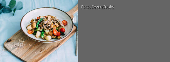 Rezeptbild für "Gemüsepfanne mit grünem und weißem Spargel"