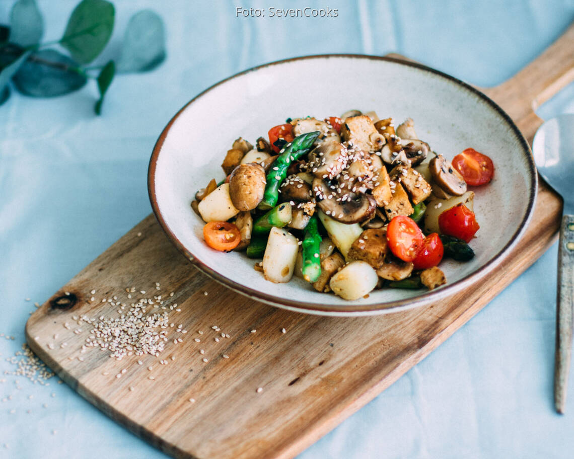 Veganes Rezept: Gemüsepfanne mit grünem und weißem Spargel
