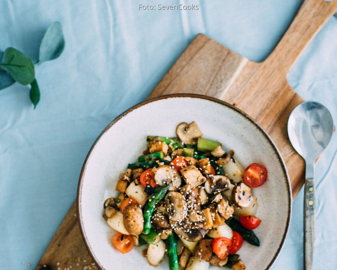 Veganes Rezept: Gemüsepfanne mit grünem und weißem Spargel