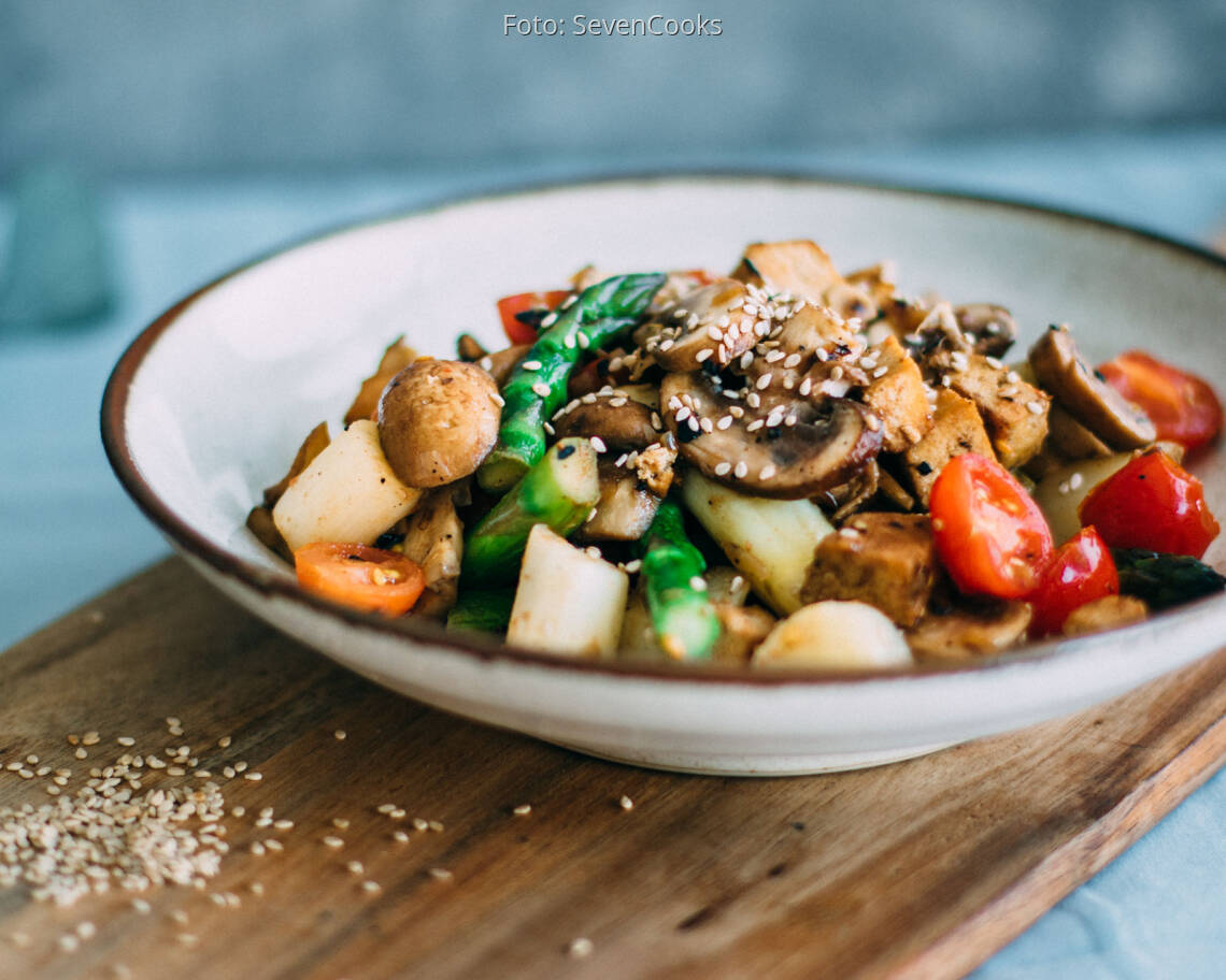 Veganes Rezept: Gemüsepfanne mit grünem und weißem Spargel