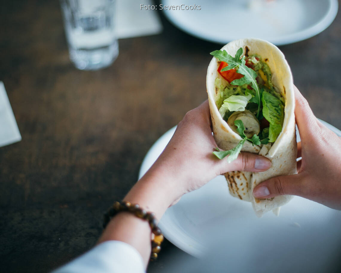 Fertiges Rezept: Gemüse-Wraps mit Guacamole und Hummus_1