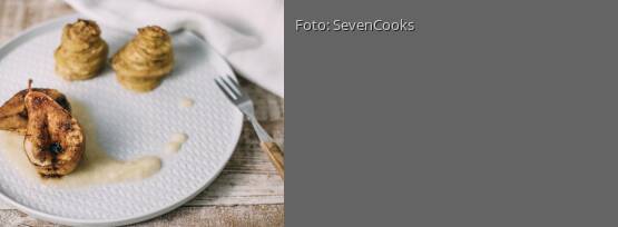 Rezeptbild für "Geschmorte Birnen auf weißem Schokopüree mit Kartoffelgratin-Türmchen"