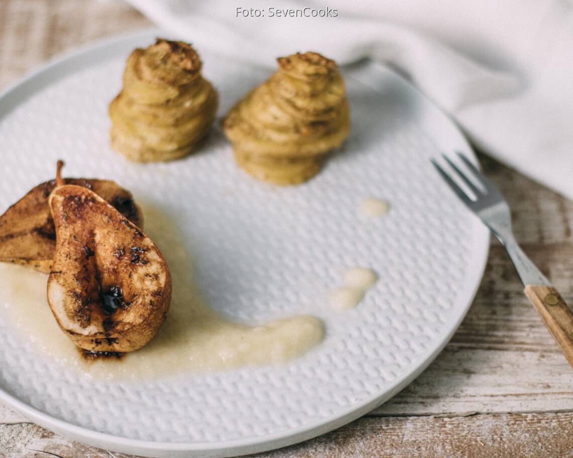 Veganes Rezept: Geschmorte Birnen auf weißem Schokopüree mit Kartoffelgratin-Türmchen