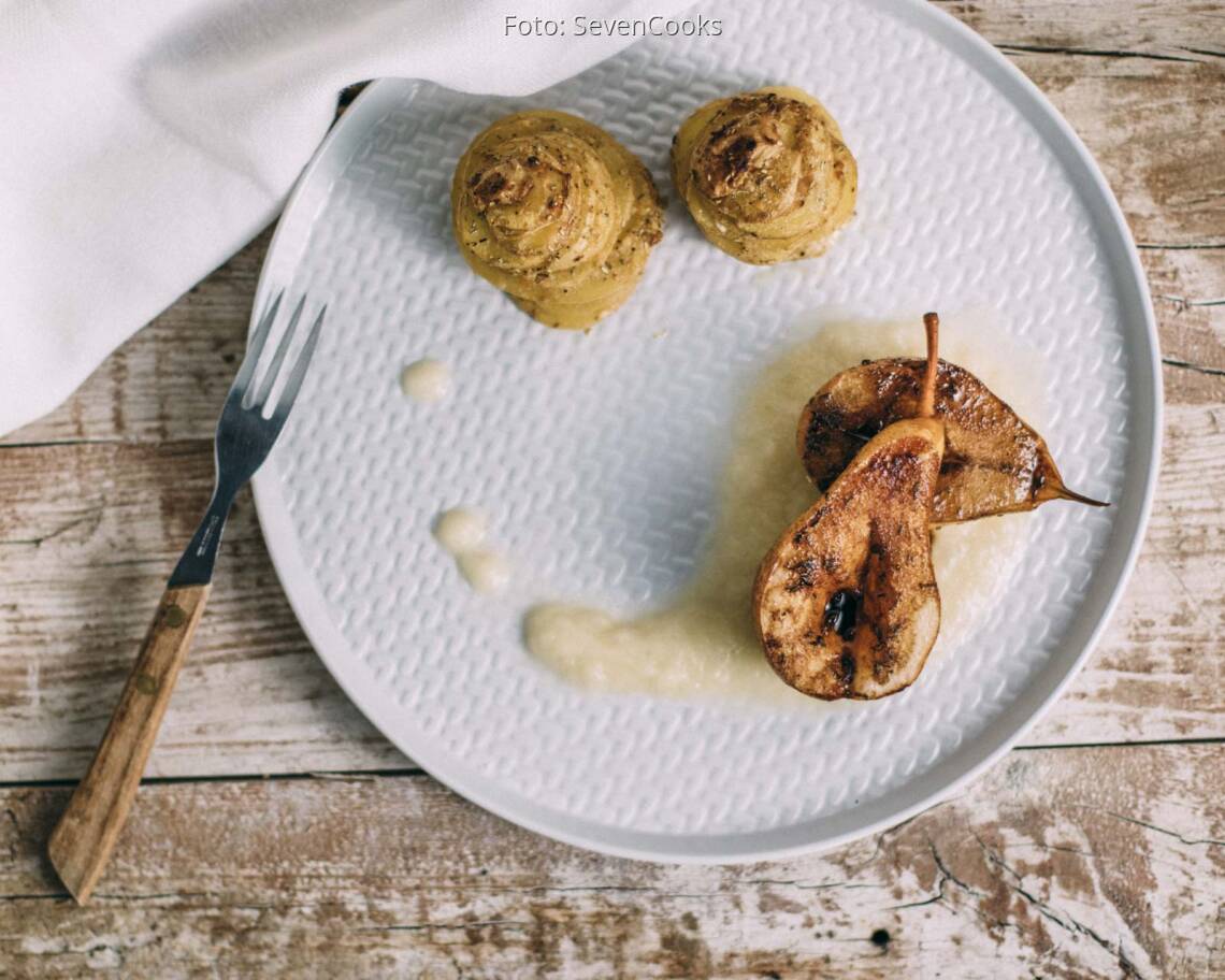 Veganes Rezept: Geschmorte Birnen auf weißem Schokopüree mit Kartoffelgratin-Türmchen