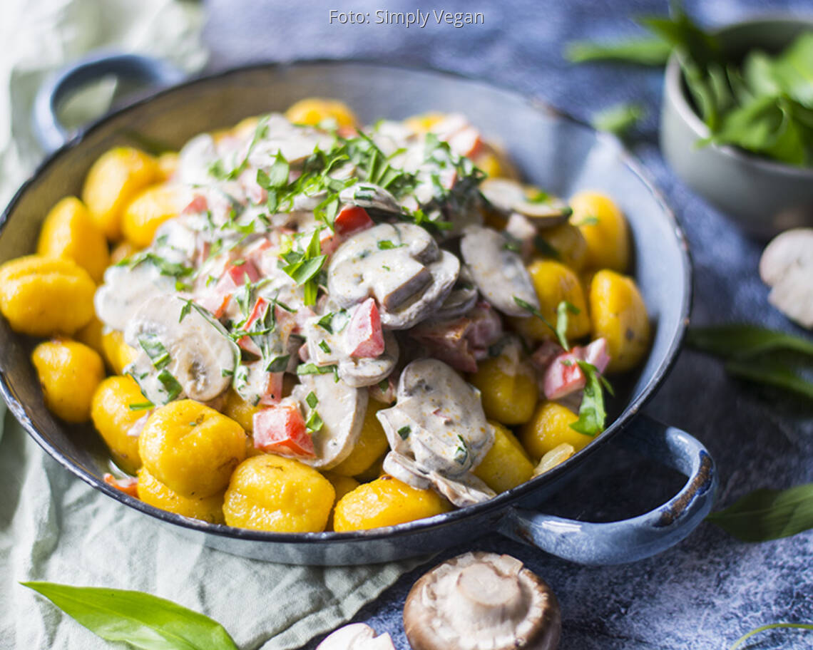 Veganes Rezept: Gnocchi mit Paprika, Champignons und Bärlauch in Sahnesoße