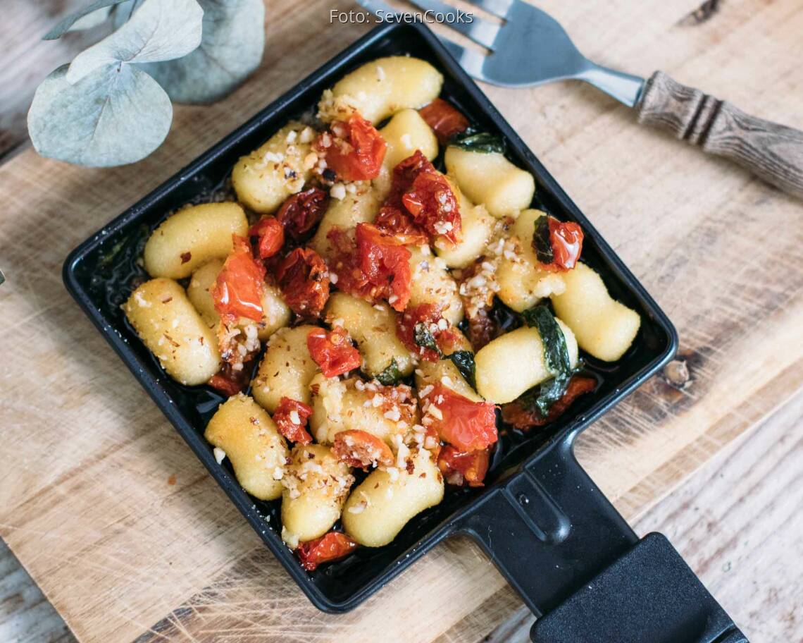 Veganes Rezept: Gnocchi-Tomaten-Förmchen mit Haselnuss-Parmesan.