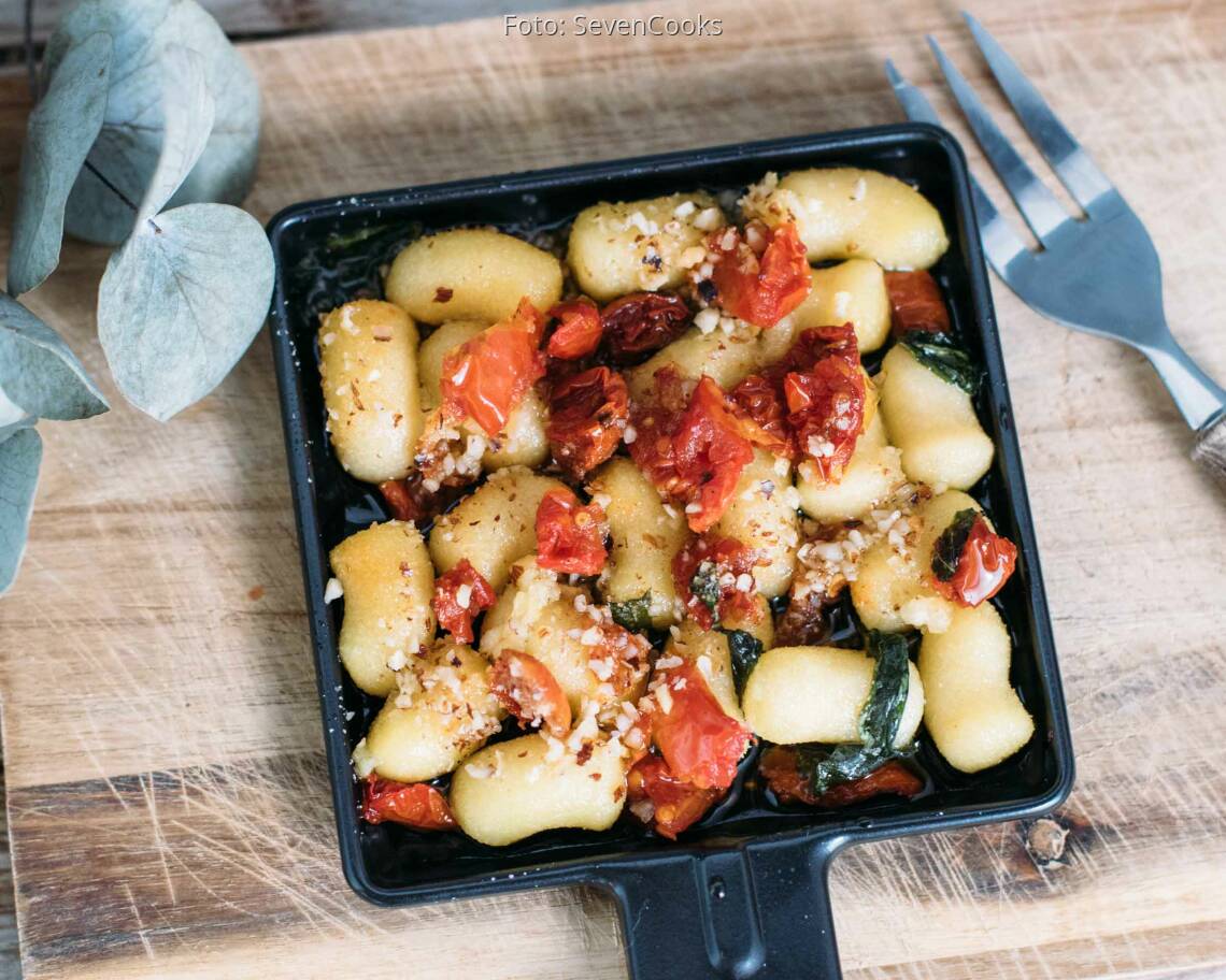 Veganes Rezept: Gnocchi-Tomaten-Förmchen mit Haselnuss-Parmesan.